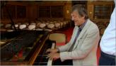 Stephen spielt Wagners Klavier
